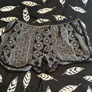 New Look Black and White Patterned Women Shorts